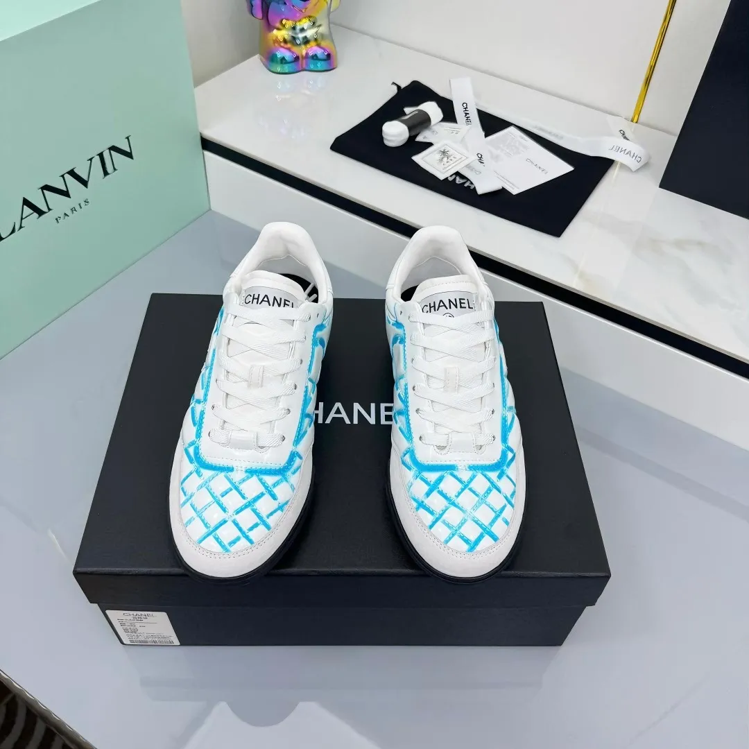 👟👟Ex-factory price 620👟👟 Top version Chanel Chanel - 2025 counter top casual sports shoes This sneaker is a classic design; the upper is electro-embroidered with a variety of techniques; the outsole is fashionable and sporty; it is extraordinary and incorporates a variety of color matching elements... The diversified mix and match is very beautiful and versatile, and can be used for leisure, fashion, sports and outdoor... ꫛꫀꪝ Go➫ Material: ❶Upper is made of: original cowhide ❷Inner lining is made of: original imported sheepskin ❸Outsole is based on: original TPU combination outsole Special counter boutique packaging complete set for women 35–41